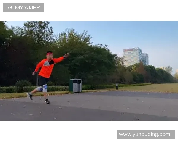 街头偶遇似足球明星的路人引发热议 网友纷纷猜测真实身份